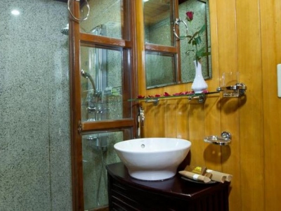 du-thuyen-golden-lotus-bathroom1